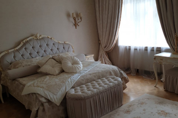 Отдельно стоящее здание в историческом центре Львова